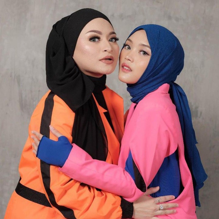 <p>Nathalie dan Putri juga melakukan <em>photoshoot</em> dengan tema lainnya nih, Bunda. Di sesi pemotretan berikutnya, <em>makeup</em> dan gaya mereka sangat jauh berbeda. (Foto: Instagram: @nathalieholscher)</p>