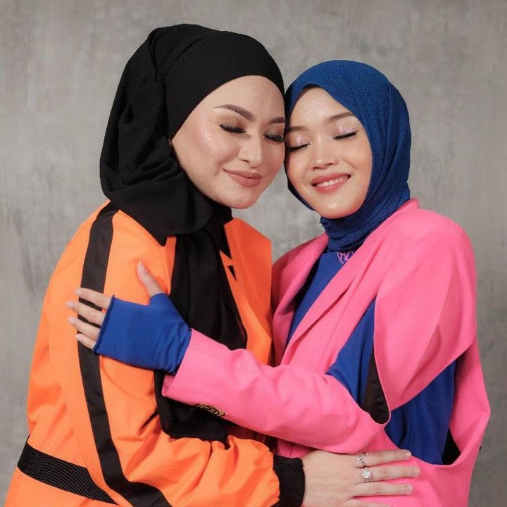 <p>Nathalie mengenakan luaran warna oranye, Bunda. Sedangkan Putri mengenakan luaran warna pink terang dengan manset biru tua. (Foto: Instagram: @nathalieholscher)</p>