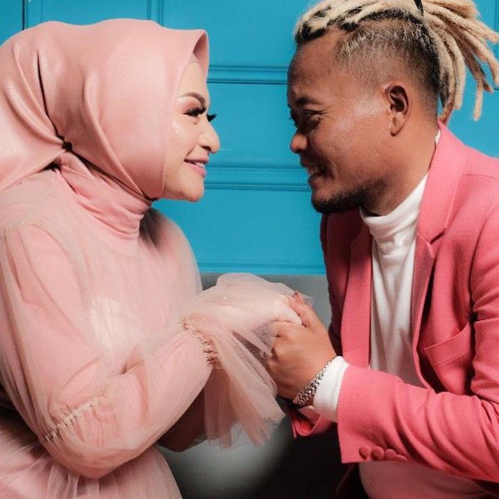 <p>Beberapa waktu lalu, Nathalie beserta suami, Sule, memutuskan untuk melakukan sesi pemotretan sebelum melahirkan, Bunda. (Foto: Instagram: @nathalieholscher)</p>
