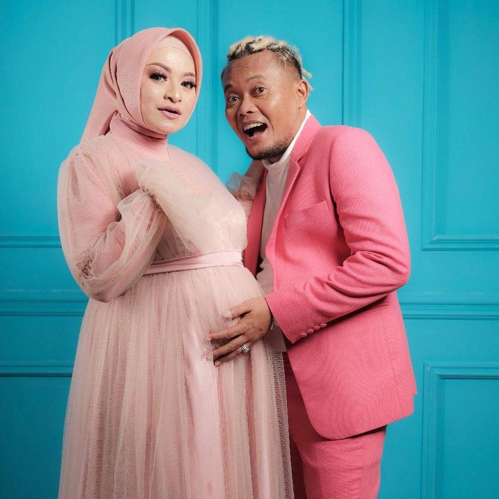 <p>Nathalie mengenakan gaun berwarna <em>dusty pink</em> yang cantik. Sementara itu, Sule terlihat gagah dengan setelan jas warna <em>pink</em> dengan inner turtle neck putih. (Foto: Instagram: @nathalieholscher)</p>