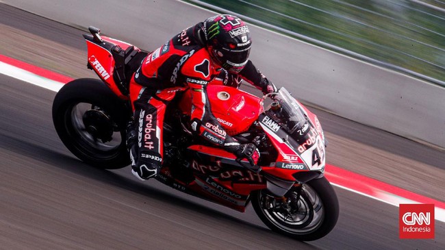 Pembalap BMW Scott Redding bereaksi setelah melihat penjual bensin ceran di Bali jelang WSBK Mandalika 2022 di Sirkuit Mandalika, 12-13 November.