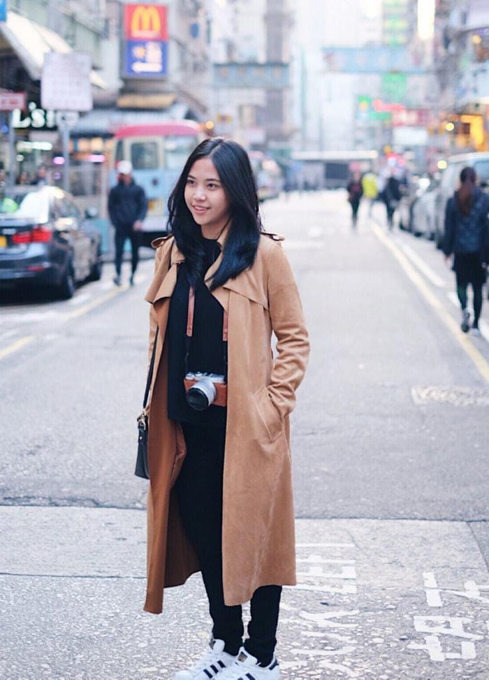 Mengenakan coat berwarna coklat dan setelan kaus serta legging hitam, pilot muda lulusan Bali International Flight Academy ini bak eonni dari Korea yang sedang asyik berlibur ya, Beauties! (Foto: Instagram.com/taniawidjaya).