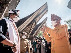 Kunjungi Desa Lembang Nonongan, Sandiaga Diberi Nama Adat