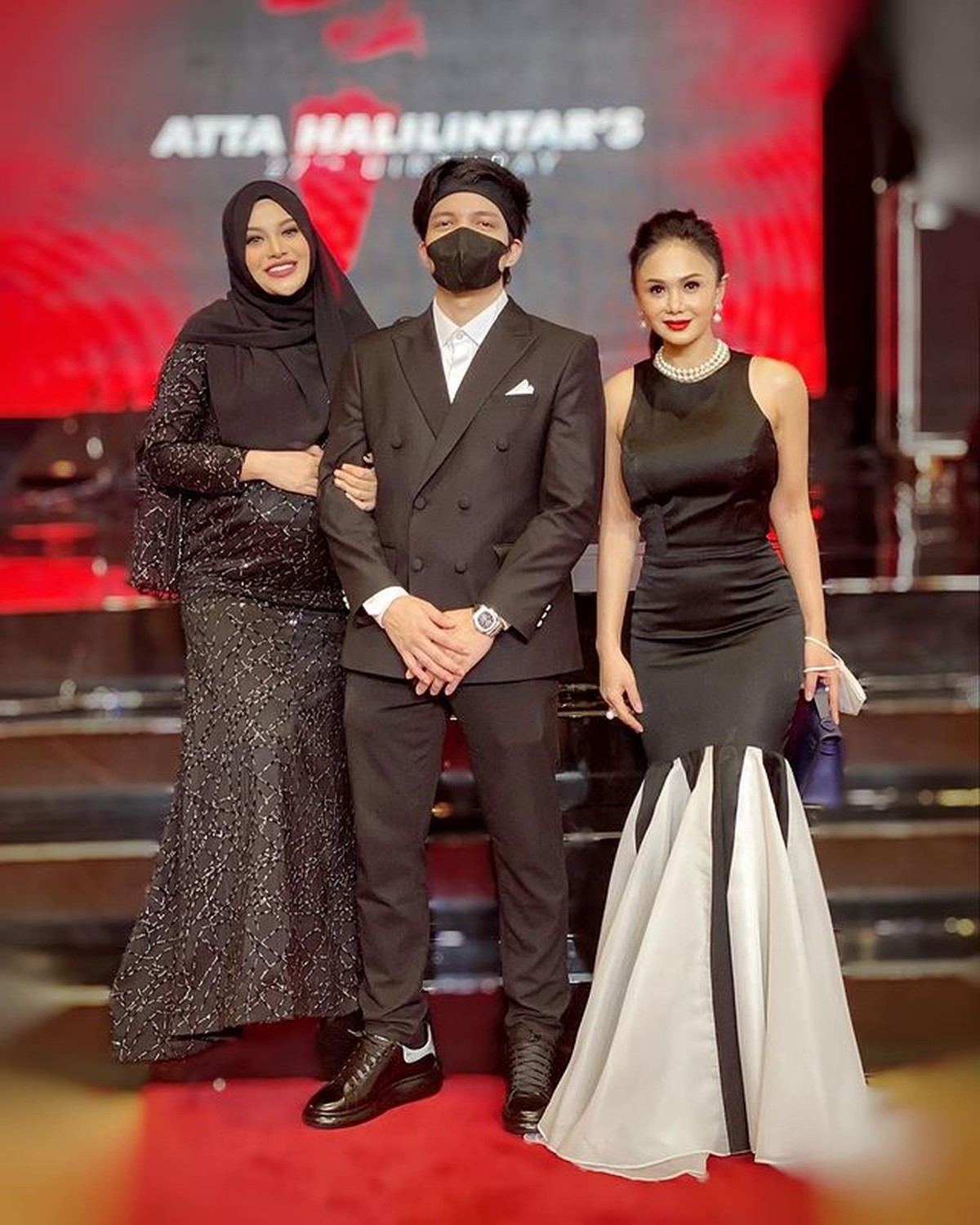 Atta Halilintar tengah berbahagia karena baru saja berulang tahun yang ke-27 dan mendapat kejutan perayaan ultah&period; Yuk intip&excl;