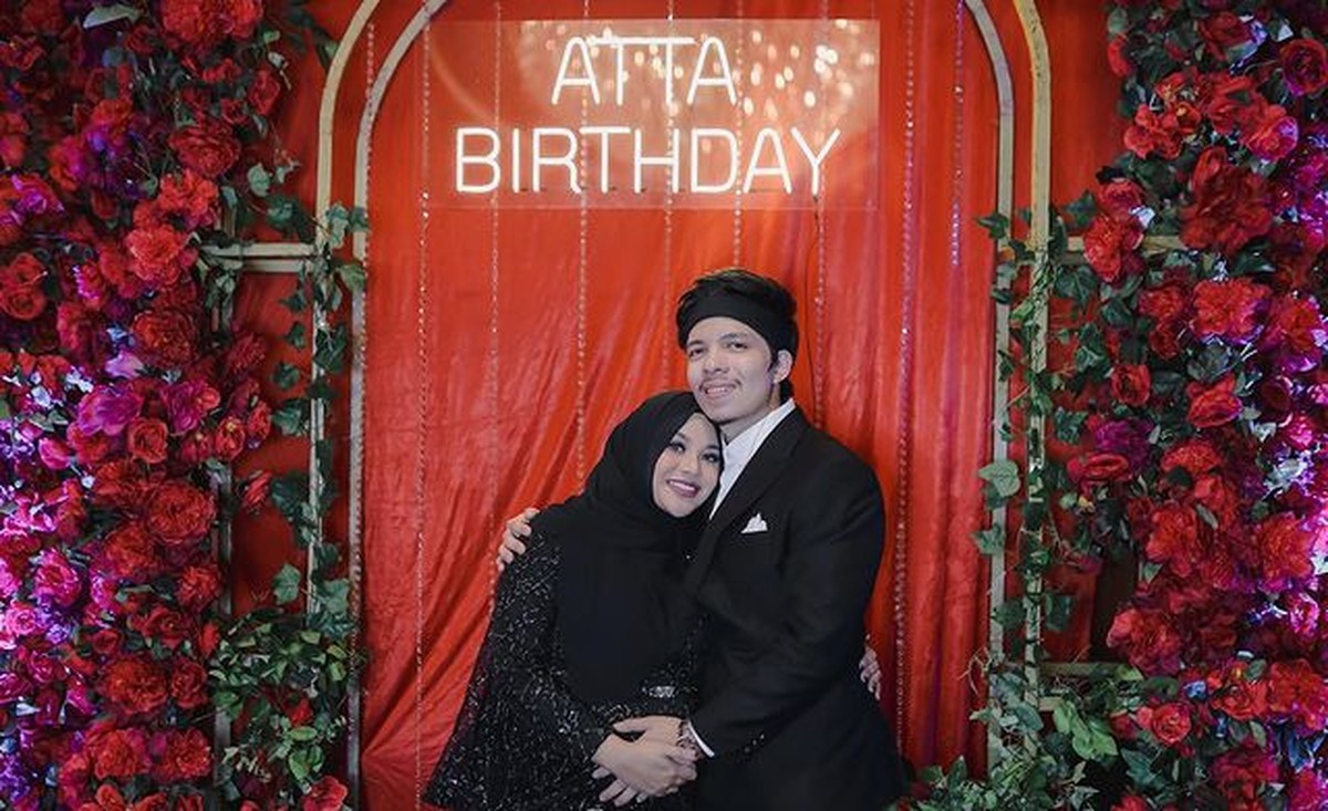 Atta Halilintar tengah berbahagia karena baru saja berulang tahun yang ke-27 dan mendapat kejutan perayaan ultah&period; Yuk intip&excl;