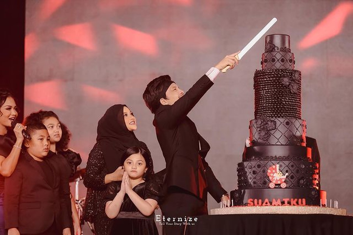 Atta Halilintar tengah berbahagia karena baru saja berulang tahun yang ke-27 dan mendapat kejutan perayaan ultah&period; Yuk intip&excl;