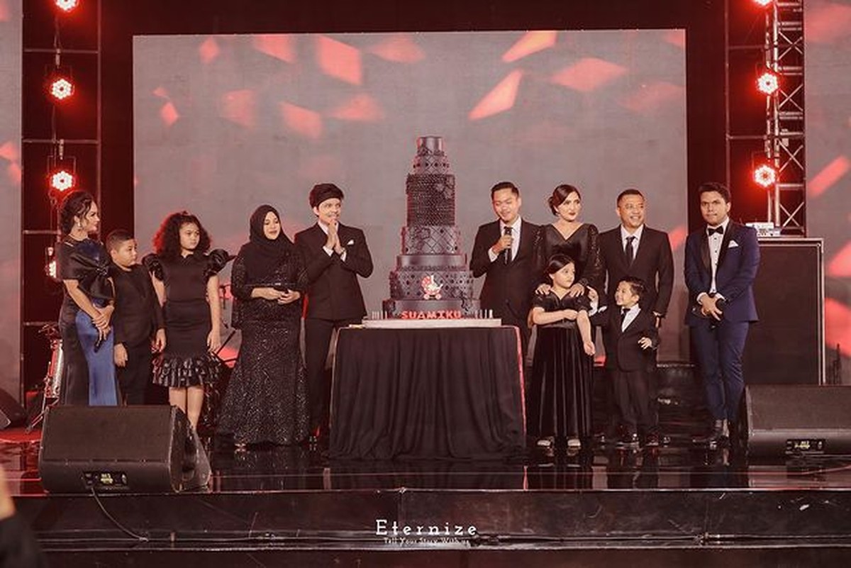 Atta Halilintar tengah berbahagia karena baru saja berulang tahun yang ke-27 dan mendapat kejutan perayaan ultah&period; Yuk intip&excl;