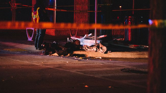 Mobil Tabrak Parade Natal di AS, 5 Orang Tewas dan 40 Terluka Sebanyak lima orang tewas dan 40 orang lainnya mengalami luka-luka usai mobil SUV menabrak parade natal di Wisconsin, Amerika Serikat, Minggu (21/11).