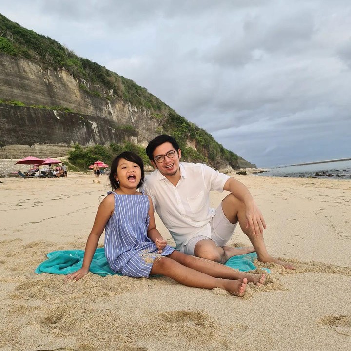 <p>Kekompakan ayah dan anak ini kembali terlihat saat Nicky mengajak Naara berlibur ke pantai beberapa waktu lalu. (Foto: Instagram @nickytirta)</p>