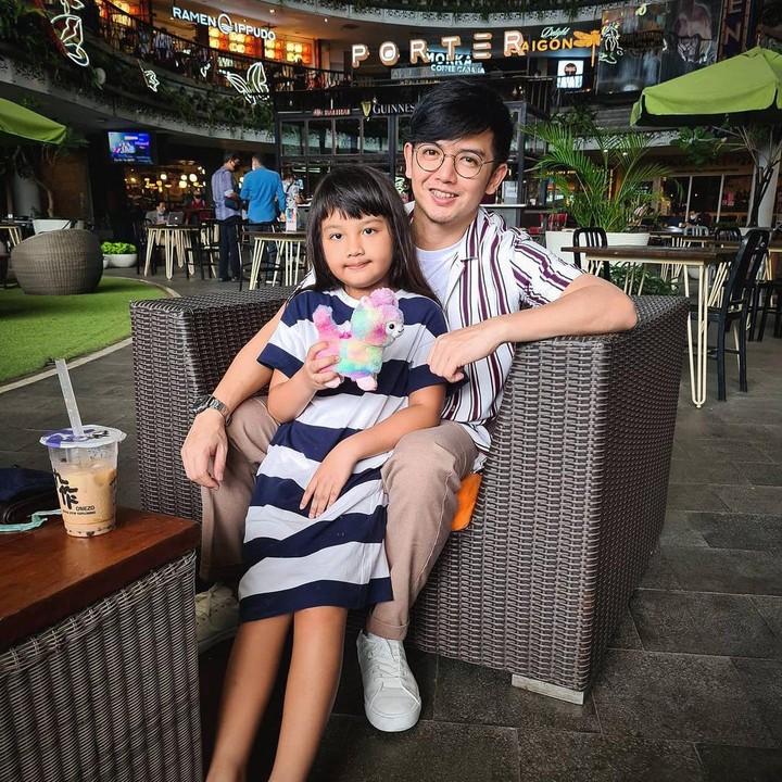 <p>Sejak resmi bercerai dari Liza Elly tahun 2018, Nicky Tirta mulai menjalani peran barunya sebagai single dad dari sang putri, Naara Ellyna Tirta. (Foto: Instagram @nickytirta)</p>