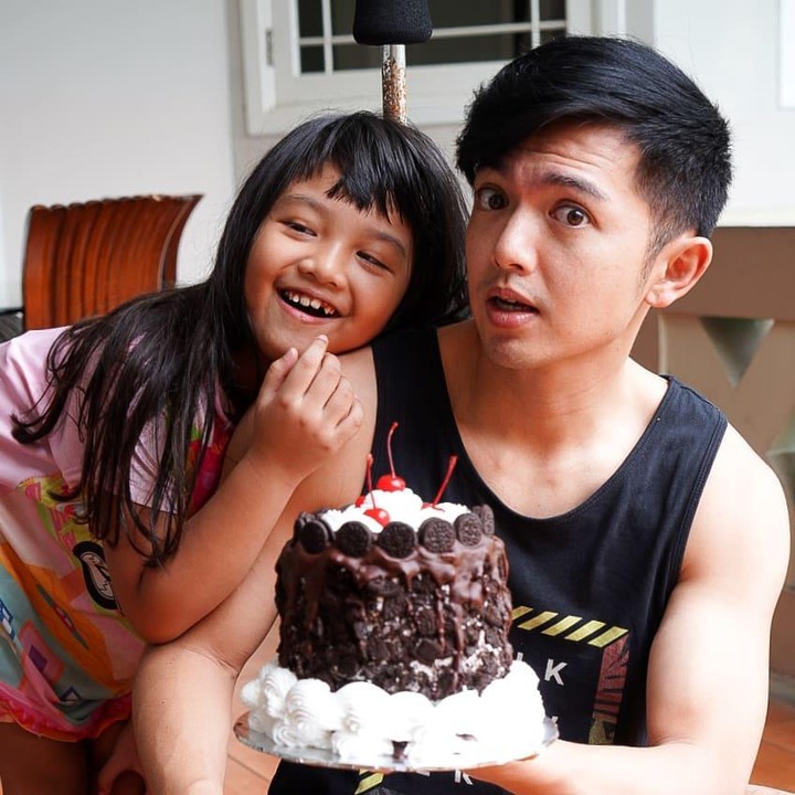 <p>Sebagai single dad, Nicky Tirta rela melakukan apa pun untuk sang buah hati. Ia bahkan tak segan langsung menuruti permintaan Naara saat minta dibuatkan kue. (Foto: Instagram @nickytirta)</p>