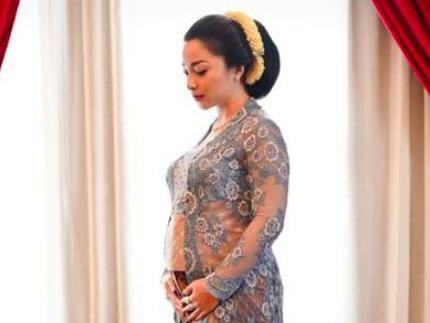7 Potret Nikita Willy di Pernikahan Adik, Glowing & Baby Bump Makin Terlihat
