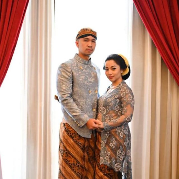 <p>Tampil serasi dengan sang suami, Indra Priawan. Keduanya sama-sama mengenakan busana adat Jawa dengan nuansa biru muda. (Foto: Instagram Stories Nikita Willy)</p>