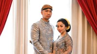 <p>Tampil serasi dengan sang suami, Indra Priawan. Keduanya sama-sama mengenakan busana adat Jawa dengan nuansa biru muda. (Foto: Instagram Stories Nikita Willy)</p>