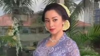 <p>Nikita Willy belum lama ini turut berbahagia bisa menyaksikan prosesi pernikahan adik tercinta, Nona Willy. Nikita terlihat tampil dengan dua busana mengikuti adat yang dipakai. (Foto: Instagram Stories Nikita Willy)</p>