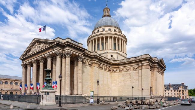 Josephine Baker akan menjadi wanita kulit hitam pertama yang dimakamkan di Pantheon, Prancis. Kuburan suci ini telah lama dianggap seksis.