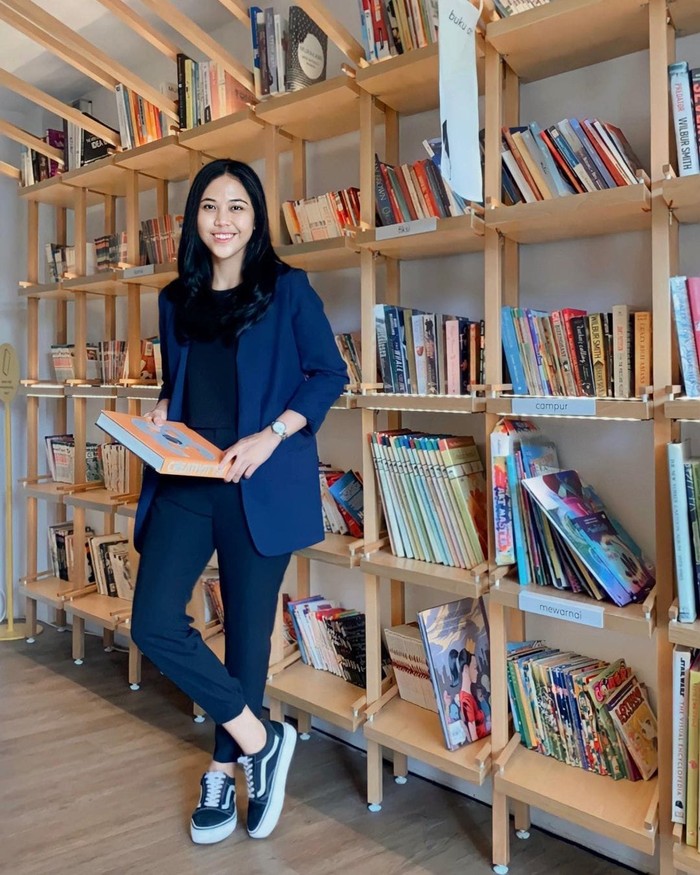 Tampil dengan konsep smart casual look, perempuan yang akrab disapa Tatan terlihat mengenakan pegged pants yang dipadukan dengan atasan crop t-shirt berwarna hitam dan blazer biru dongker. Untuk sepatu, ia memilih sneakers hitam Vans. Look satu ini juga cocok untuk dipakai ngantor, nih! (Foto: Instagram.com/taniawidjaya).
