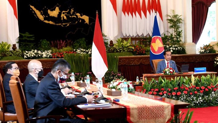 Presiden Joko Widodo (Jokowi) dalam pidatonya saat menghadiri Konferensi Khusus untuk Memperingati 30 Tahun Hubungan ASEAN-China secara virtual dari Istana Kepresidenan Jakarta, Senin (22/11/2021). (Biro Pers Sekretariat Presiden/ Rusman)
