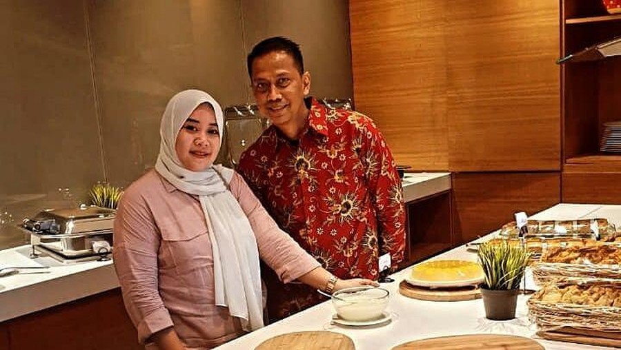 Manisnya Momen Ngopi Ibu Tiri Vanessa Angel, Puput Soedrajat dan Suami