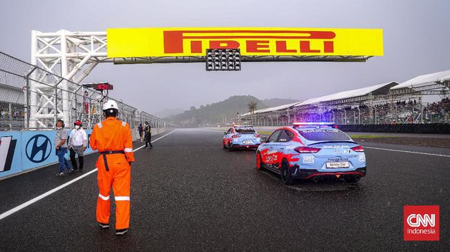 Viral Action of Marshal at WSBK Mandalika: Prayer on the Edge of the Track