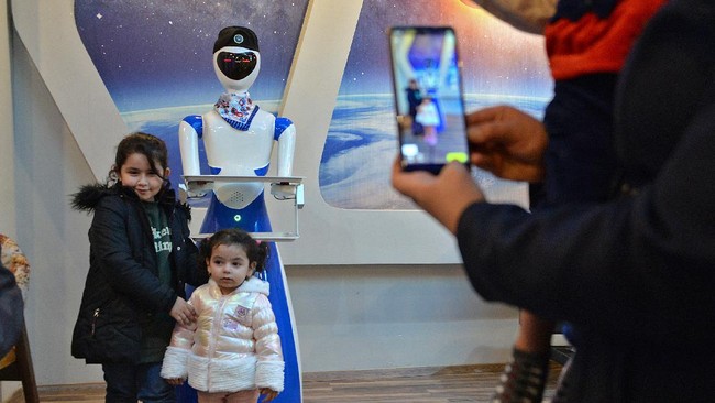 FOTO: Robot Pelayan Dari Kota Mosul yang Dilanda Perang