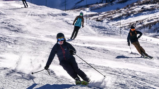FOTO: Kembali Menapak Salju di Resor Ski Prancis
