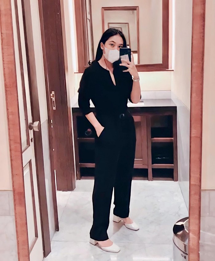 Perempuan yang kerap membagikan kesehariannya saat bertugas menjadi pilot ini terlihat elegan dalam balutan jumpsuit hitam saat mirror selfie. Tampilannya semakin lengkap dengan heels putih. (Foto: Instagram.com/taniawidjaya)