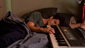 Sinopsis tick, tick...BOOM! yang Dibintangi Andrew Garfield