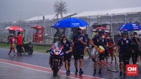 Juara Dunia Supersport Pamer Selfie dengan Monyet di Bali