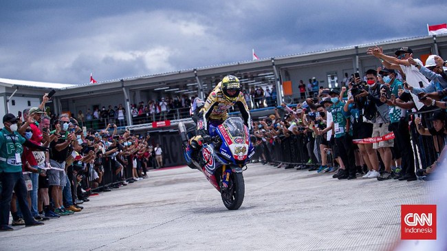 Juara dunia World Superbike (WSBK) Toprak Razgatlioglu melakukan atraksi menunggang motor di area paddock Sirkuit Mandalika.
