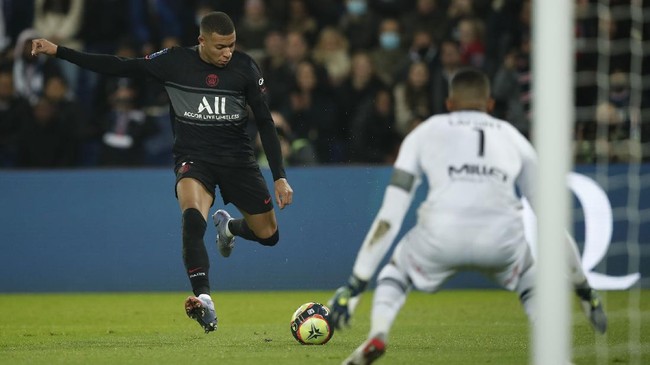 Kylian Mbappe menyatakan dirinya masih belum layak dibandingkan dengan Lionel Messi dan Cristiano Ronaldo di dunia sepak bola.