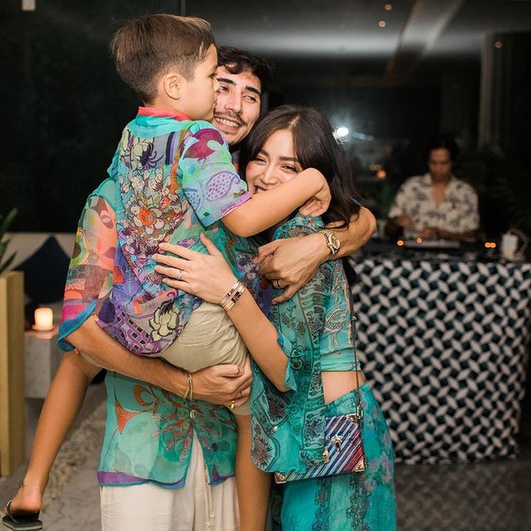 6 Foto Mesra Jedar dan Vincent di After Party Pernikahan Jessica Iskandar dan Vincent Verhaag menggelar after party pernikahan, mereka pun tak segan umbar kemesraan. Yuk intip!