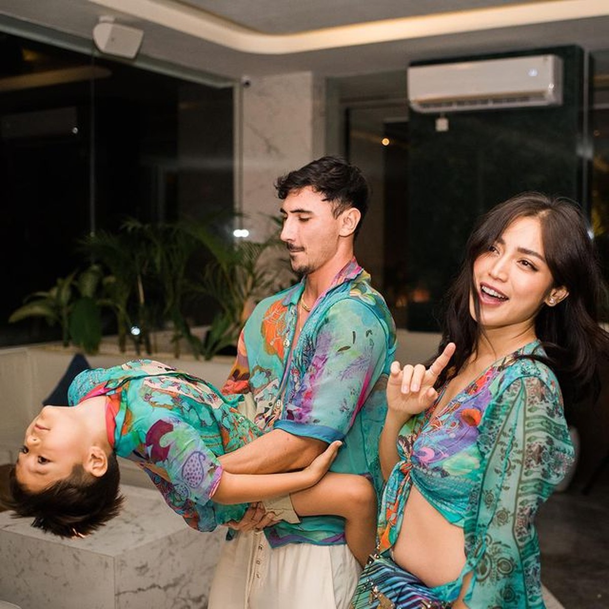 Jessica Iskandar dan Vincent Verhaag menggelar after party pernikahan&comma; mereka pun tak segan umbar kemesraan&period; Yuk intip&excl;