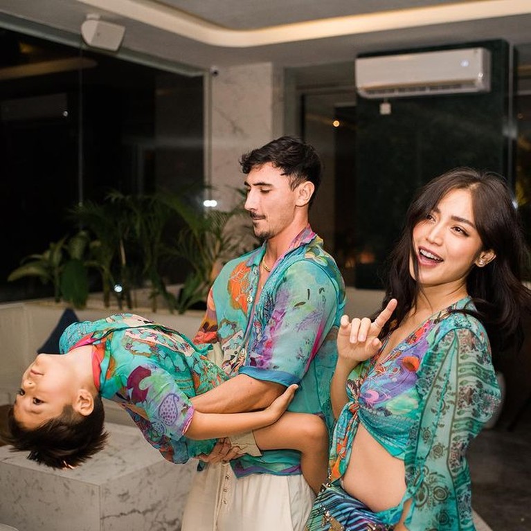 6 Foto Mesra Jedar dan Vincent di After Party Pernikahan Jessica Iskandar dan Vincent Verhaag menggelar after party pernikahan, mereka pun tak segan umbar kemesraan. Yuk intip!