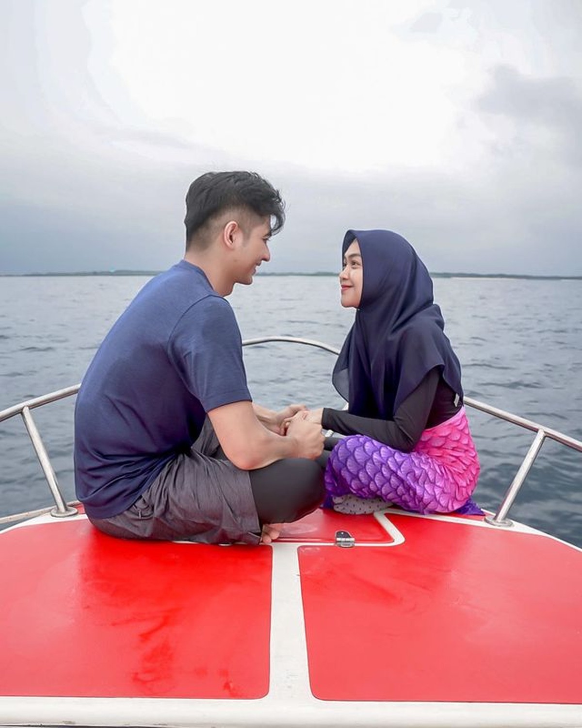 Ria Ricis dan Teuku Ryan sedang menikmati bulan madu mereka di Bali&period; Yuk kita intip potret mesranya&excl;