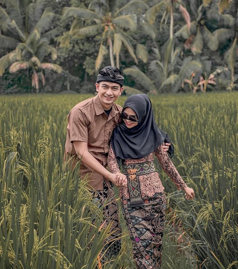 7 Foto Mesra Ria Ricis & Teuku Ryan Pengantin Baru Honeymoon di Bali Ria Ricis dan Teuku Ryan sedang menikmati bulan madu mereka di Bali. Yuk kita intip potret mesranya!