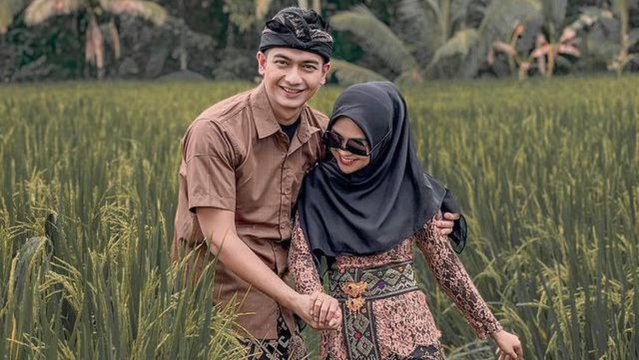 Ria Ricis dan Teuku Ryan sedang menikmati bulan madu mereka di Bali. Yuk kita intip potret mesranya!
