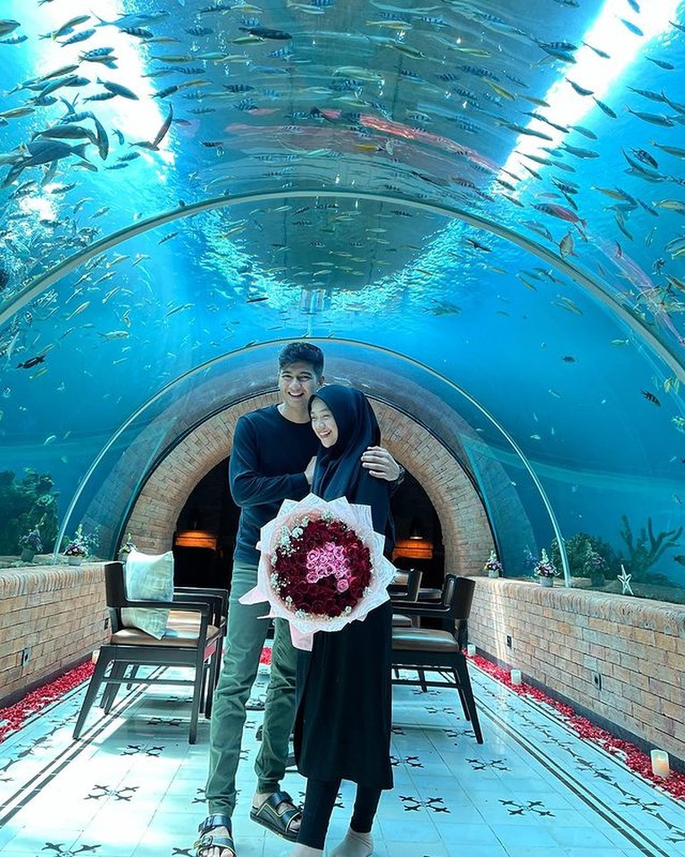 7 Foto Mesra Ria Ricis & Teuku Ryan Pengantin Baru Honeymoon di Bali Ria Ricis dan Teuku Ryan sedang menikmati bulan madu mereka di Bali. Yuk kita intip potret mesranya!