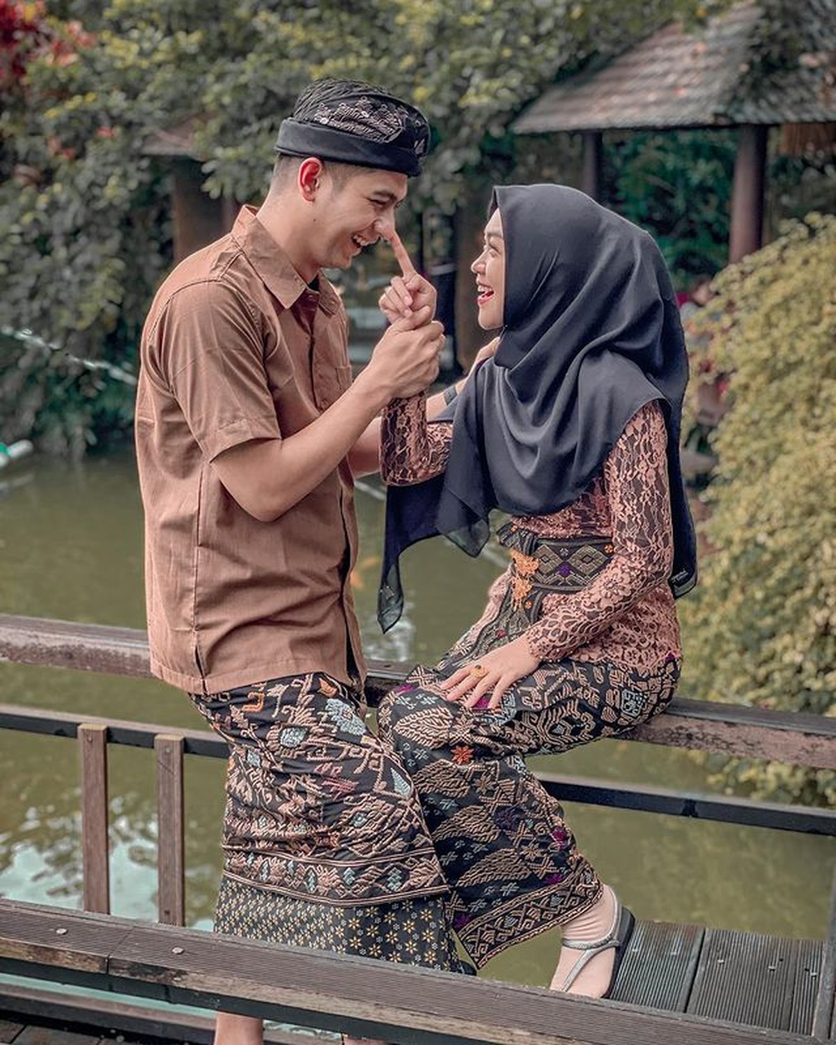 Ria Ricis dan Teuku Ryan sedang menikmati bulan madu mereka di Bali&period; Yuk kita intip potret mesranya&excl;