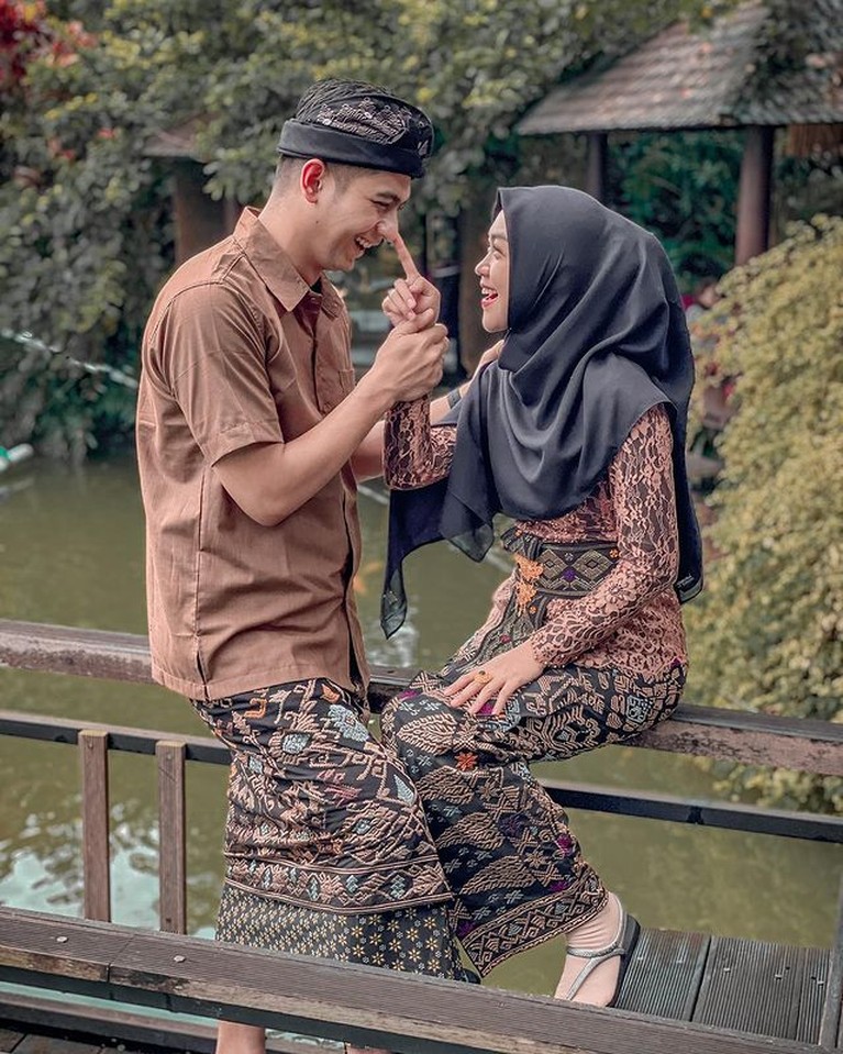 7 Foto Mesra Ria Ricis & Teuku Ryan Pengantin Baru Honeymoon di Bali Ria Ricis dan Teuku Ryan sedang menikmati bulan madu mereka di Bali. Yuk kita intip potret mesranya!