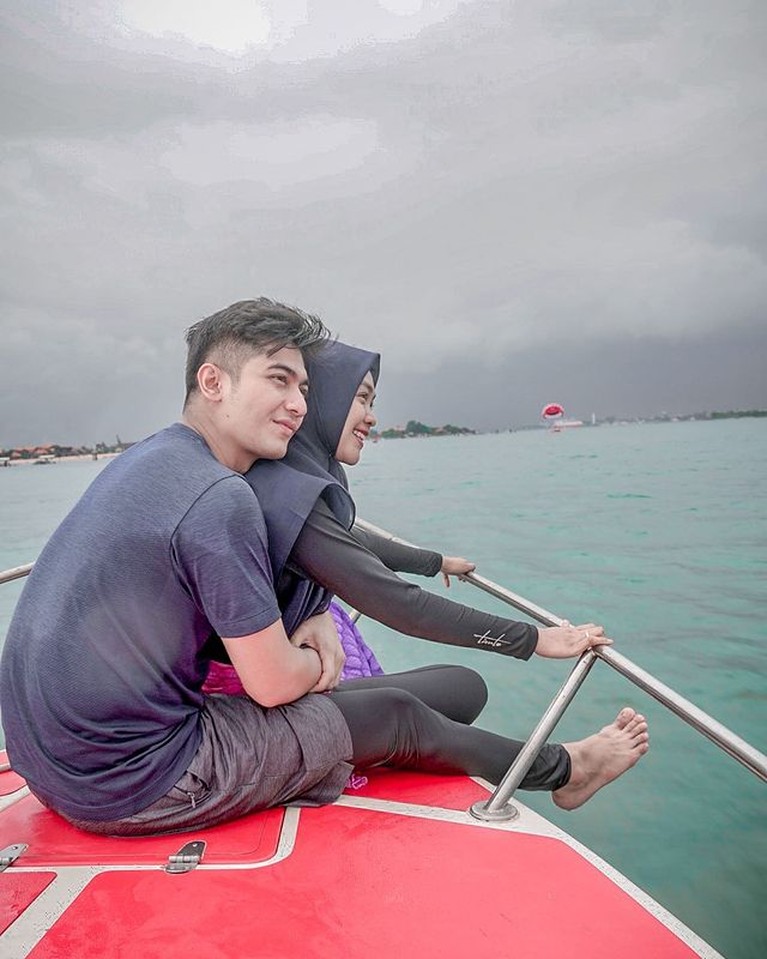 7 Foto Mesra Ria Ricis & Teuku Ryan Pengantin Baru Honeymoon di Bali Ria Ricis dan Teuku Ryan sedang menikmati bulan madu mereka di Bali. Yuk kita intip potret mesranya!