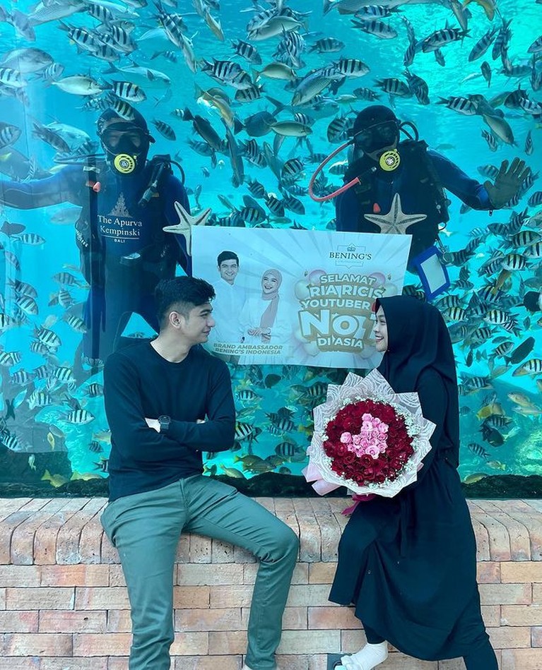 7 Foto Mesra Ria Ricis & Teuku Ryan Pengantin Baru Honeymoon di Bali Ria Ricis dan Teuku Ryan sedang menikmati bulan madu mereka di Bali. Yuk kita intip potret mesranya!