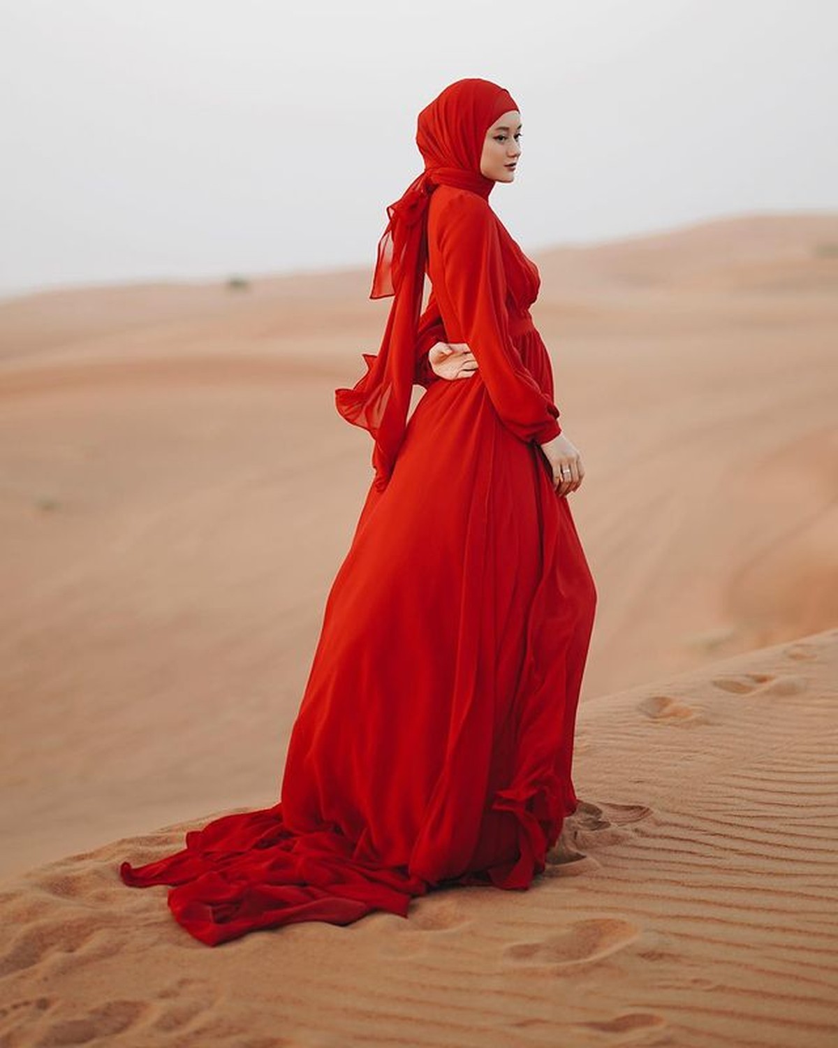 Dinda Hauw dan Rey Mbayang diketahui sedang berada di Dubai&comma; mereka melakukan pemotretan di gurun pasir&period; Yuk intip&excl;