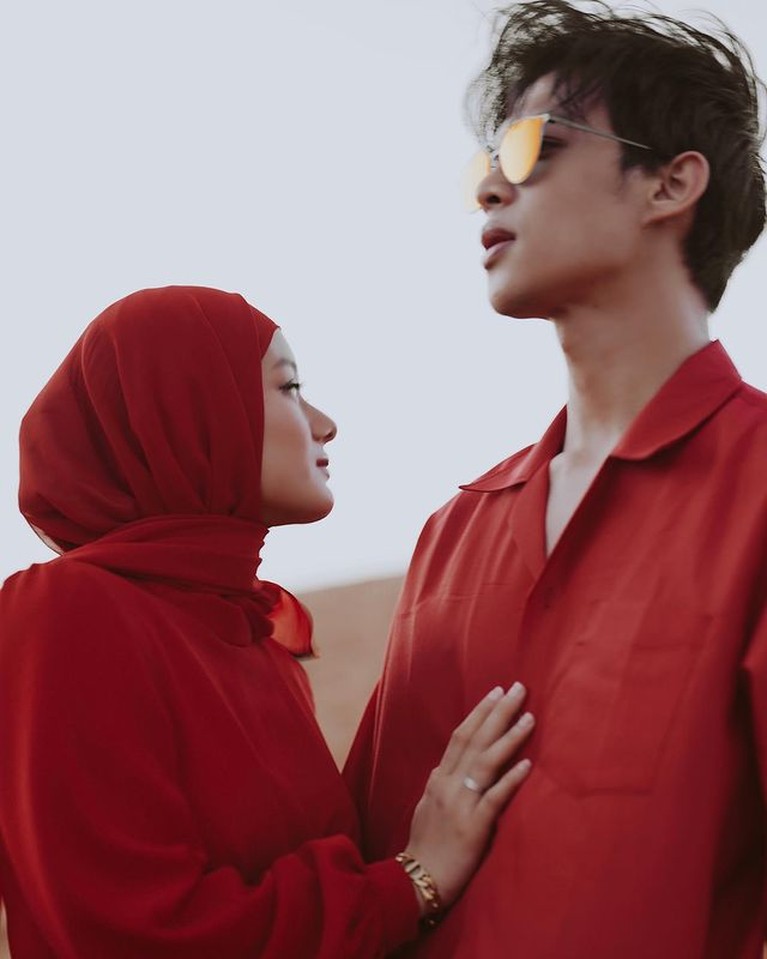 7 Pemotretan Dinda Hauw dan Rey Mbayang di Gurun Pasir Dubai Dinda Hauw dan Rey Mbayang diketahui sedang berada di Dubai, mereka melakukan pemotretan di gurun pasir. Yuk intip!