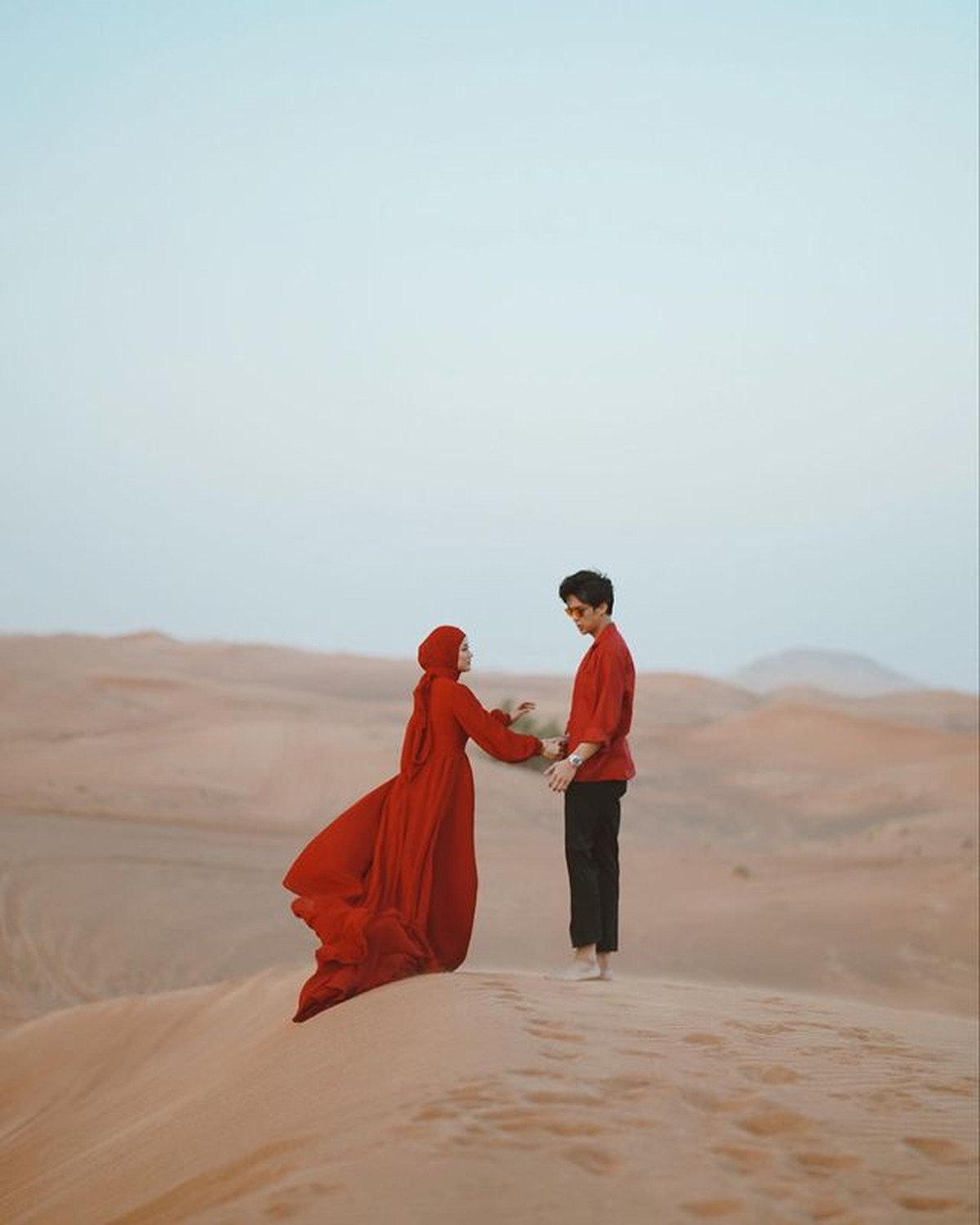 Dinda Hauw dan Rey Mbayang diketahui sedang berada di Dubai&comma; mereka melakukan pemotretan di gurun pasir&period; Yuk intip&excl;