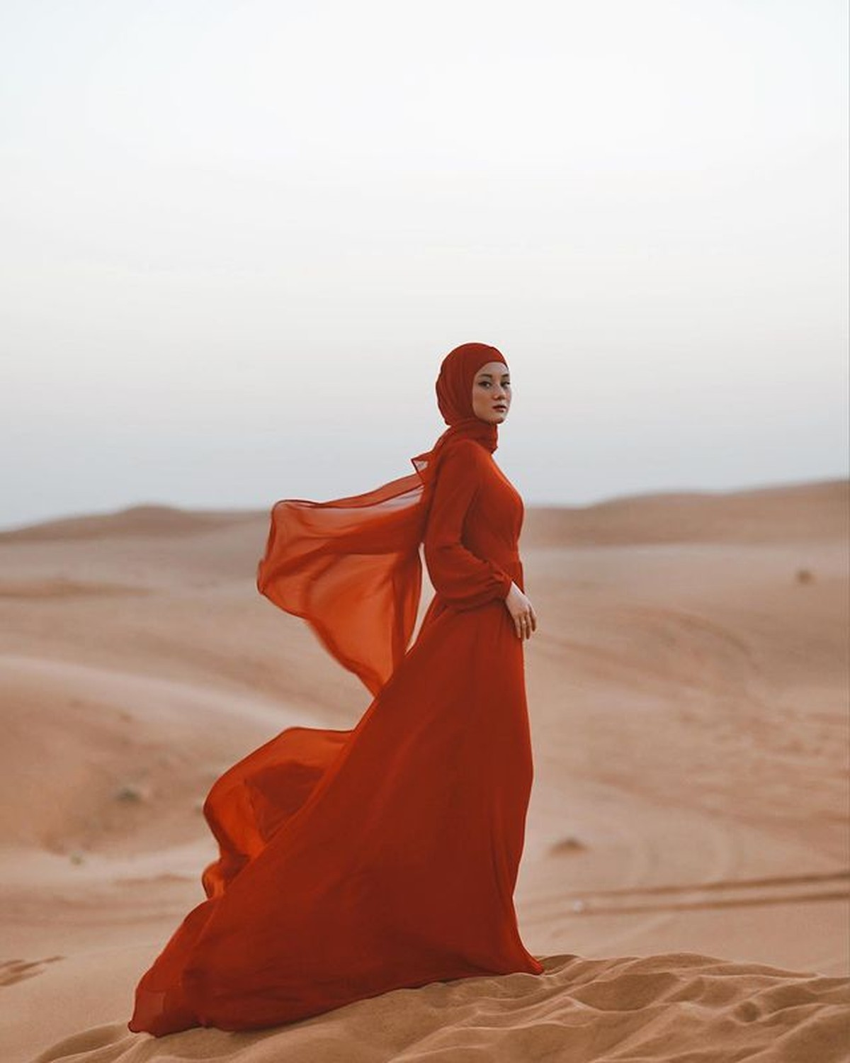 Dinda Hauw dan Rey Mbayang diketahui sedang berada di Dubai&comma; mereka melakukan pemotretan di gurun pasir&period; Yuk intip&excl;