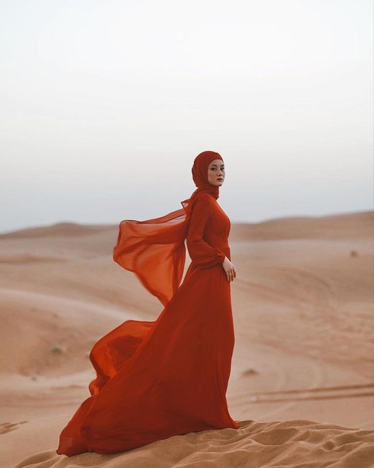 7 Pemotretan Dinda Hauw dan Rey Mbayang di Gurun Pasir Dubai Dinda Hauw dan Rey Mbayang diketahui sedang berada di Dubai, mereka melakukan pemotretan di gurun pasir. Yuk intip!