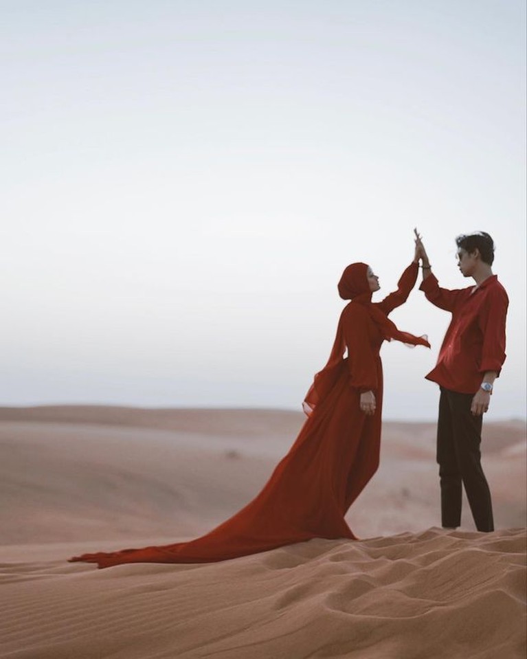 Dinda Hauw dan Rey Mbayang diketahui sedang berada di Dubai, mereka melakukan pemotretan di gurun pasir. Yuk intip!