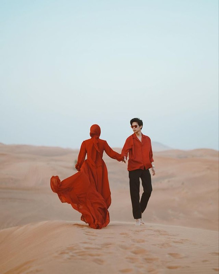 7 Pemotretan Dinda Hauw dan Rey Mbayang di Gurun Pasir Dubai Dinda Hauw dan Rey Mbayang diketahui sedang berada di Dubai, mereka melakukan pemotretan di gurun pasir. Yuk intip!