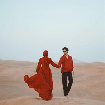 Hot! 7 Foto Dinda Hauw & Rey Mbayang Pakai Baju Merah di Gurun Pasir Dubai